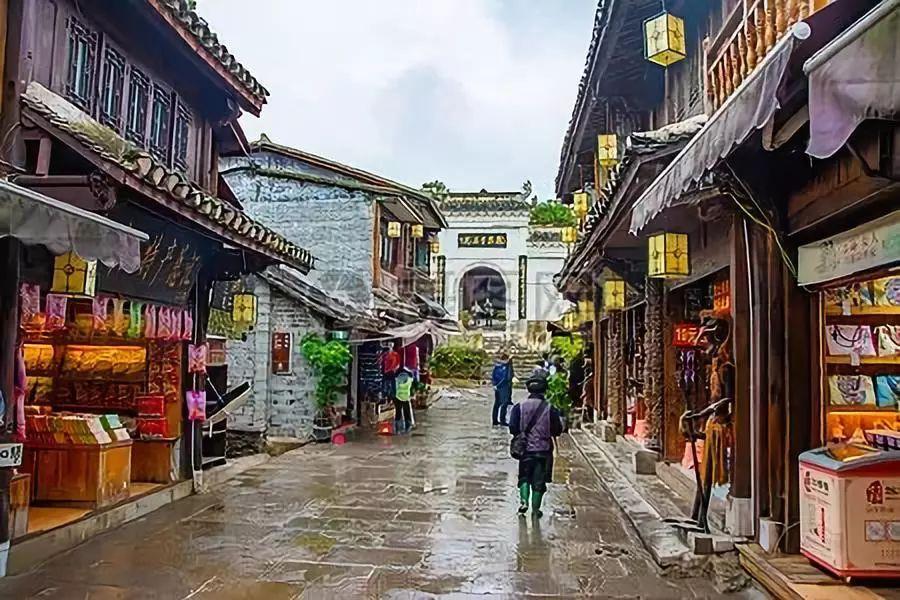 在马路的边上用英语怎么说？